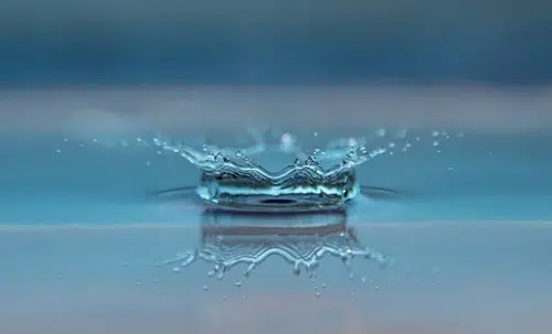 Photo d'une goute d'eau tombant dans l'eau. Page sur la déshydratation.