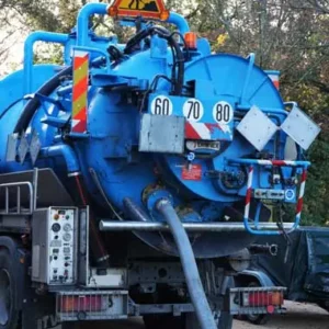 Le camion de pompage d'une fosse septique.