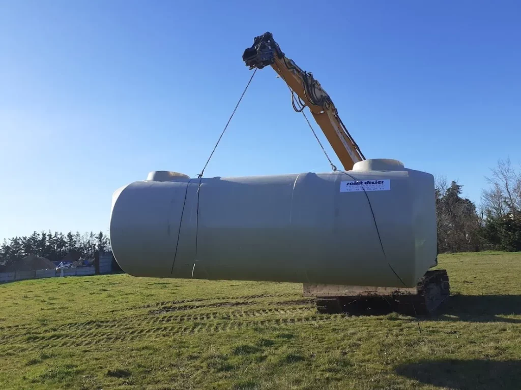 Photo d'une cuve de séparateur hydrocarbure sur un site industriel. Travaux de traitement des eaux de pluies.