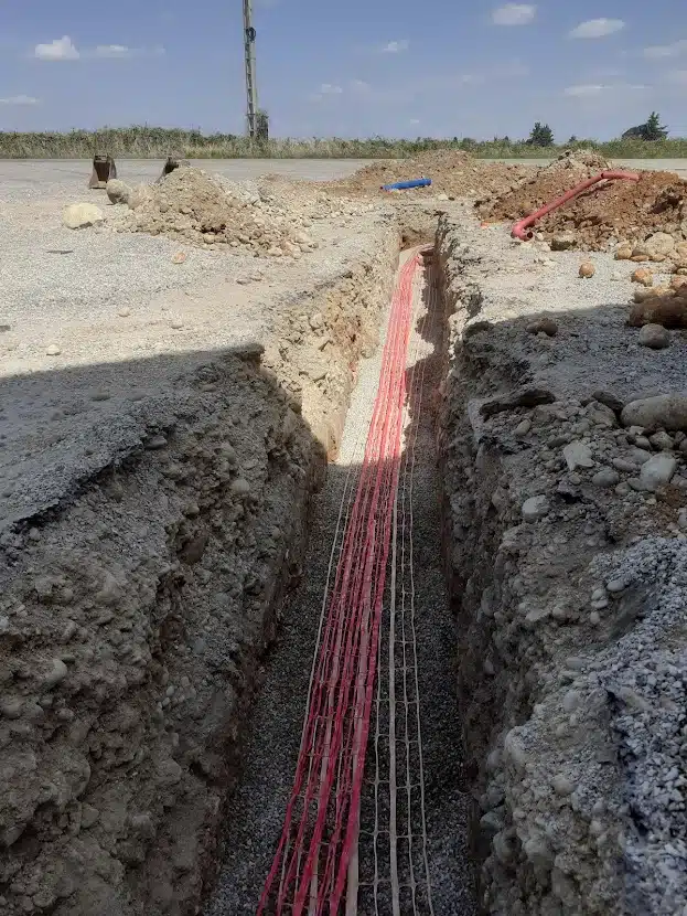 Photo d'une tranchée pour passage de divers réseaux. Travaux VRD.